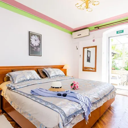 Nicol - With Terrace Apartment *