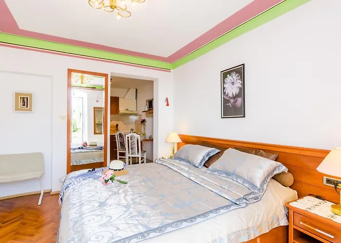 Nicol - With Terrace Apartment