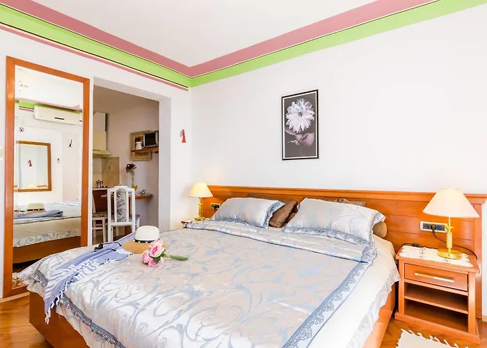 Nicol - With Terrace Apartment *